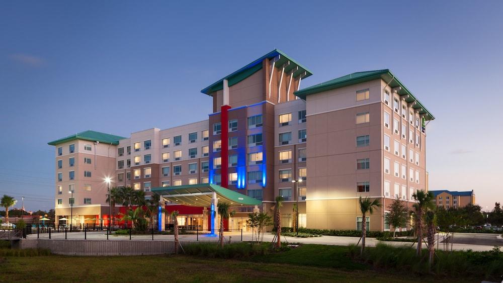HOLIDAY INN EXPRESS & SUITES ORLANDO AT SEAWORLD in Orlando
