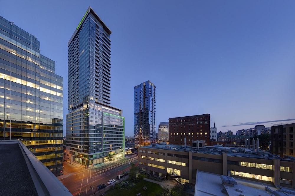 Holiday Inn Hotel & Suites Montreal Centre-ville Ouest by IHG in Montreal