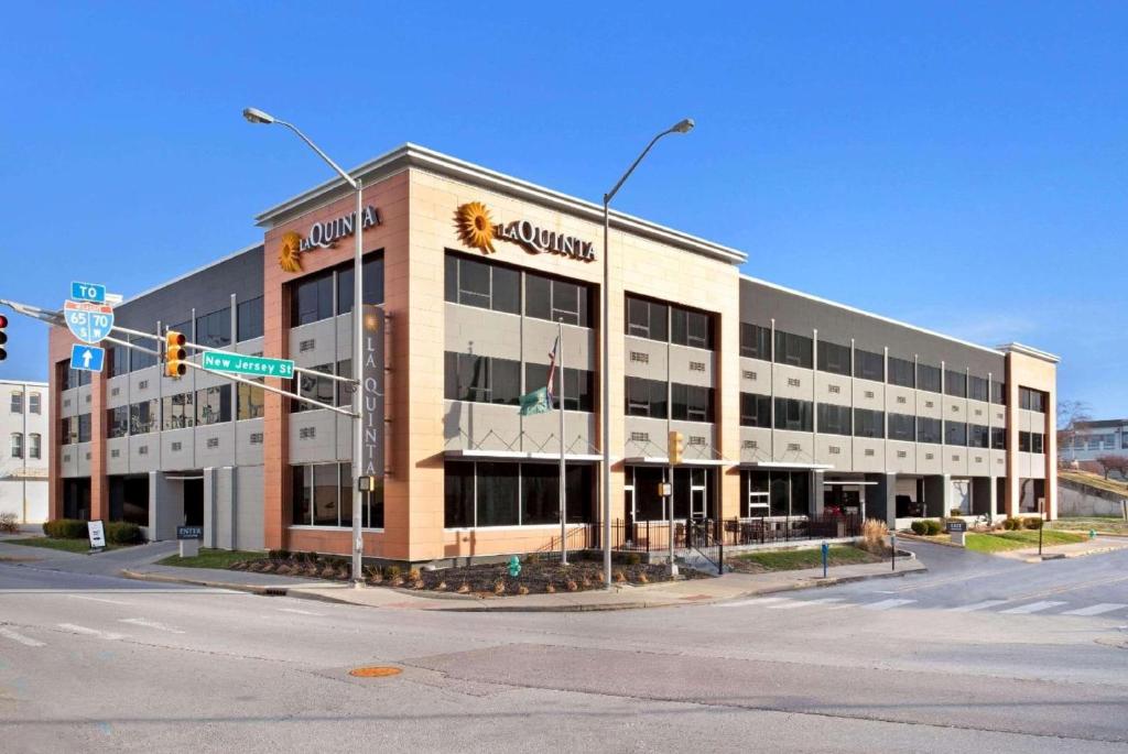 La Quinta Inn & Suites by Wyndham Indianapolis Downtown in Indianapolis
