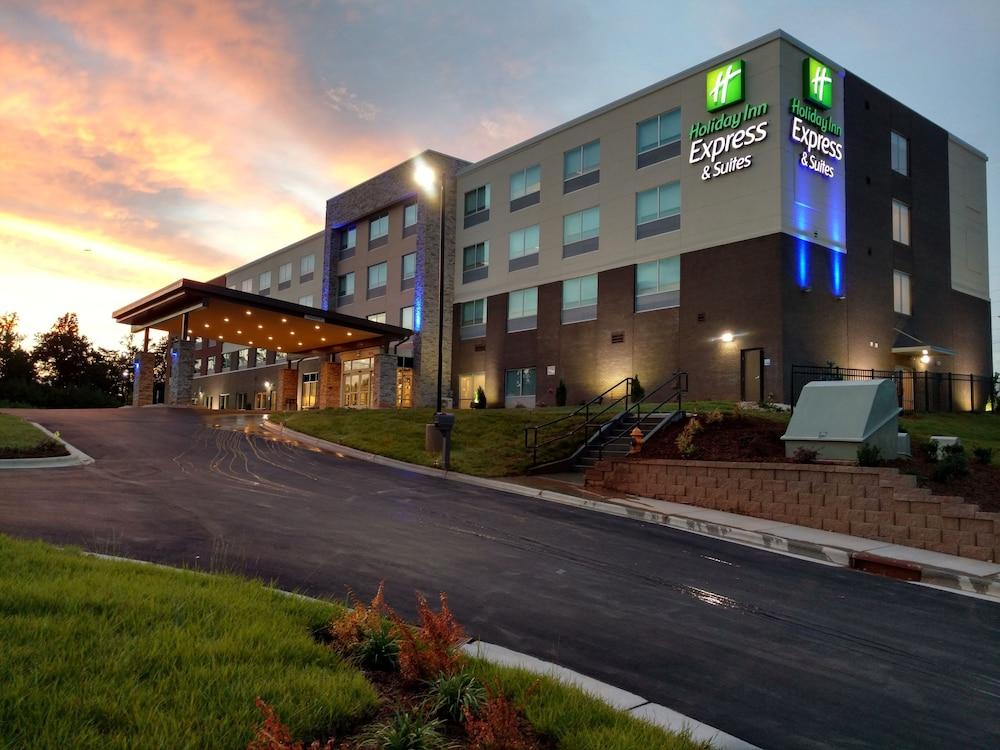 Holiday Inn Express Charlotte Ne University Area in Charlotte