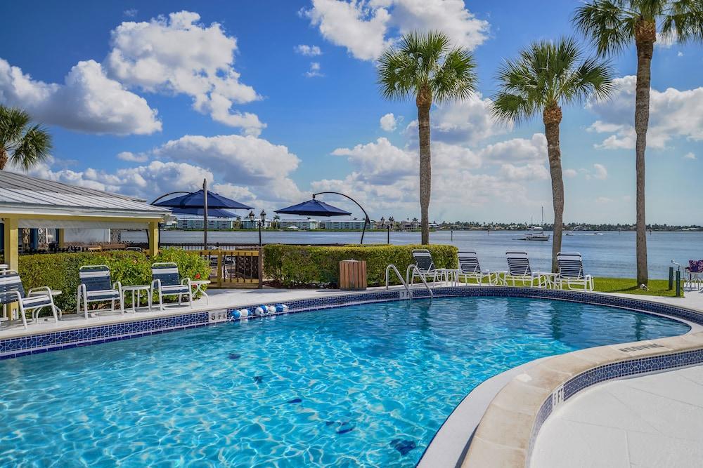 Hilton Vacation Club Charter Club Naples Bay in Naples