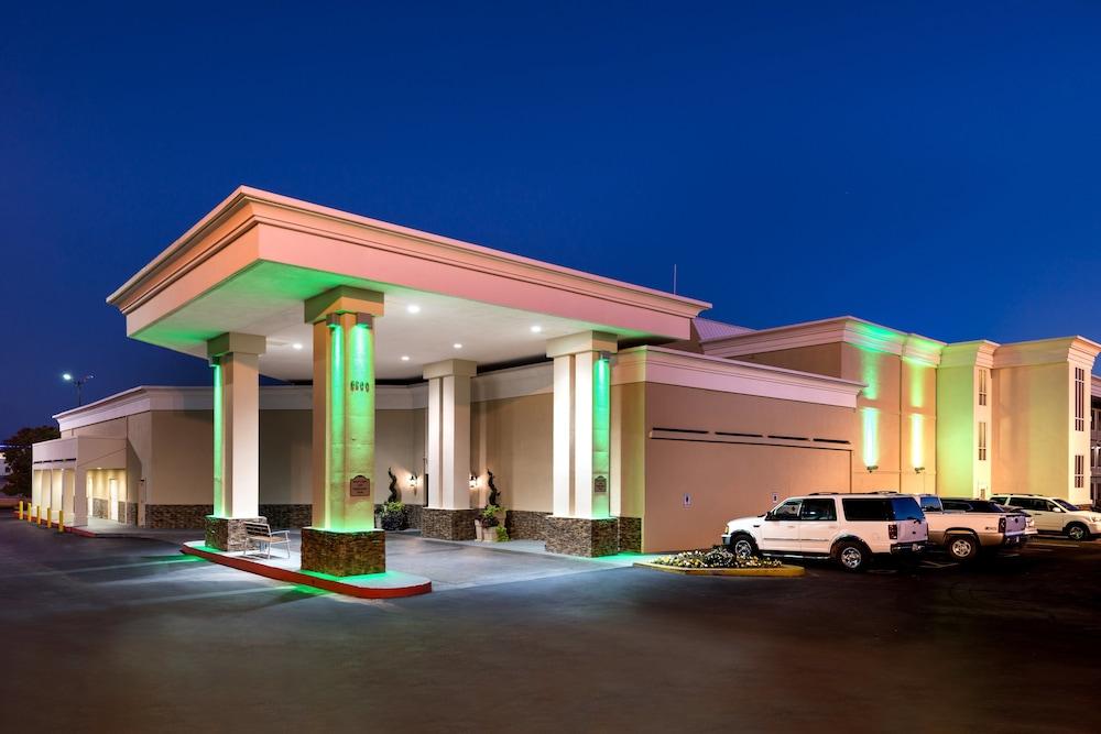 Holiday Inn Hotel Suites Oklahoma City North in Oklahoma City
