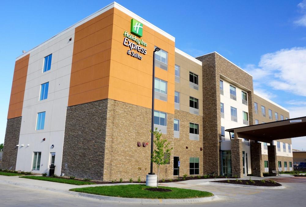 Holiday Inn Express and Suites Omaha Millard Area in Omaha, Ne