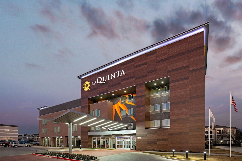La Quinta Inn & Suites by Wyndham DFW West-Glade-Parks in Euless, Tx