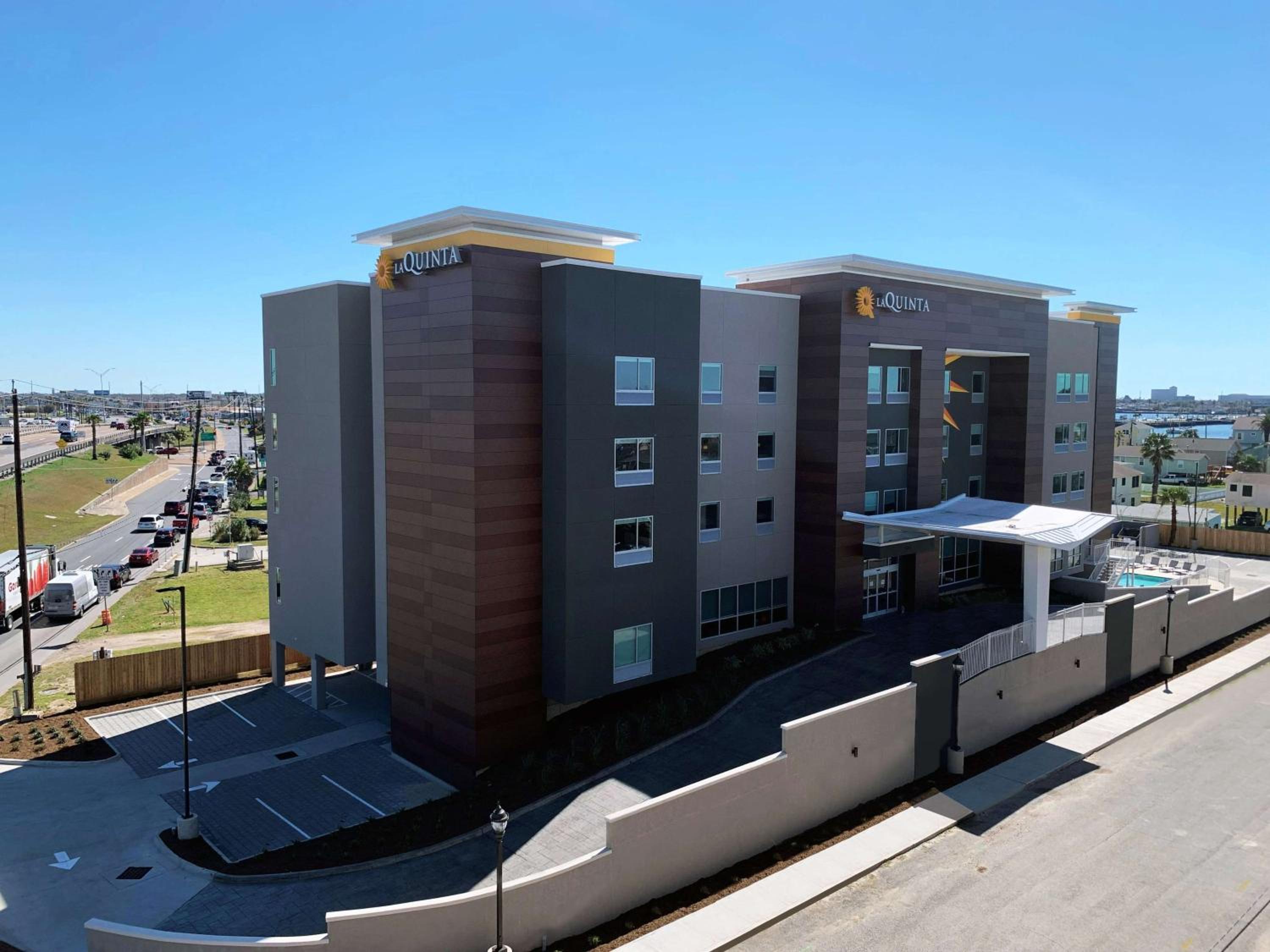 La Quinta Inn & Suites by Wyndham Galveston North at I-45 in Galveston, Tx