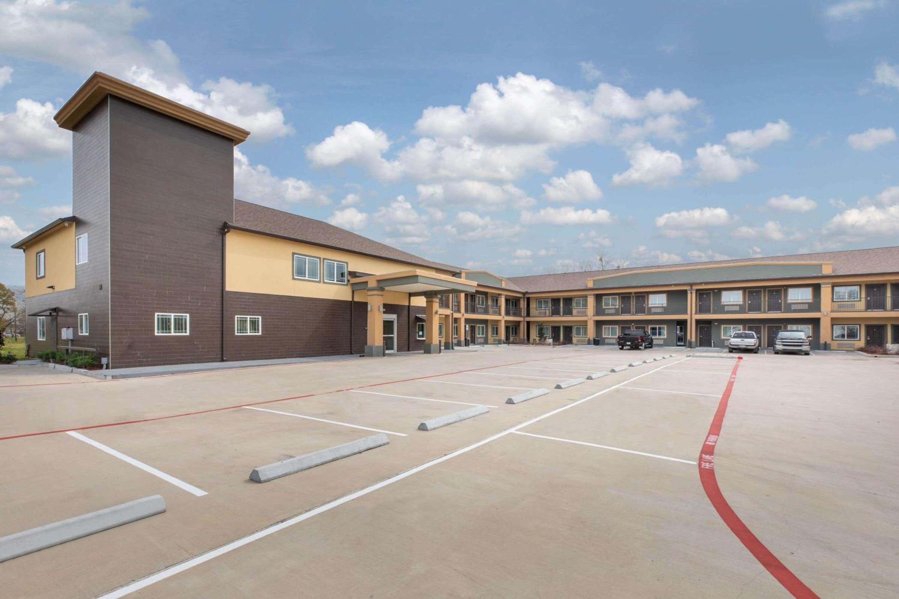 Days Inn & Suites by Wyndham La Porte in La Porte, Tx