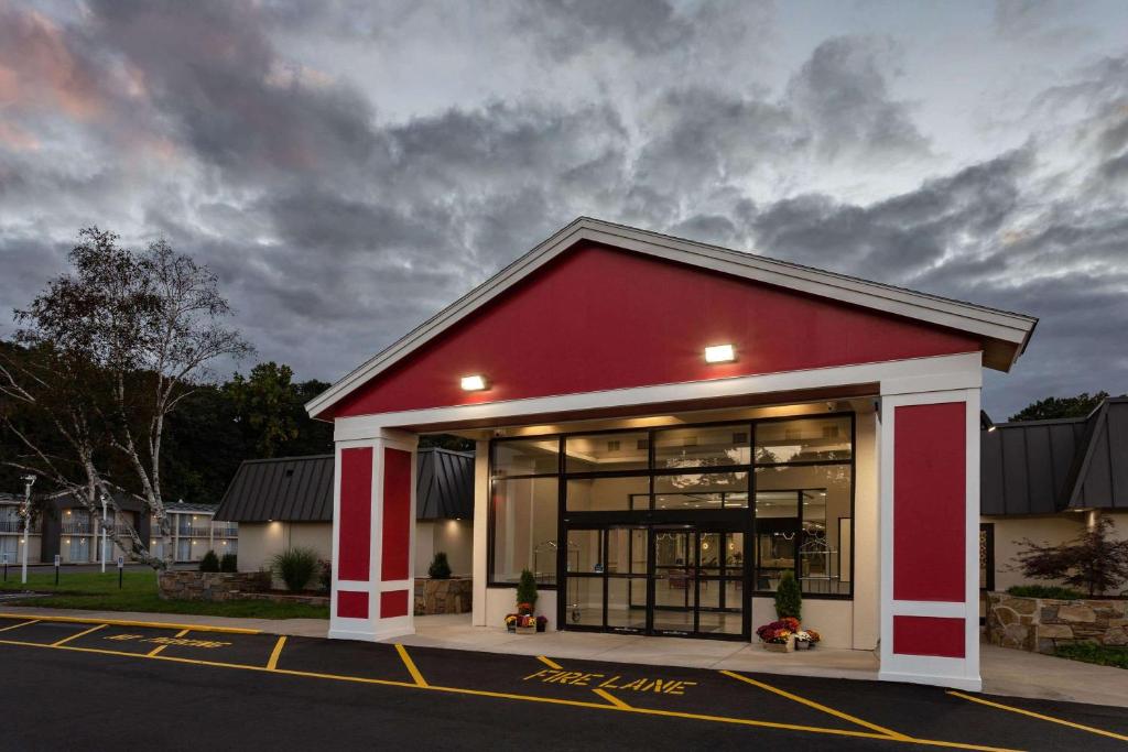 Ramada by Wyndham Hartford North / Bradley Airport in Windsor Locks, Ct