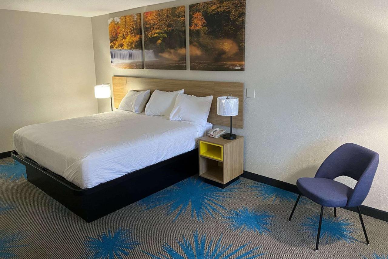 Days Inn by Wyndham Newnan in Newnan, Ga