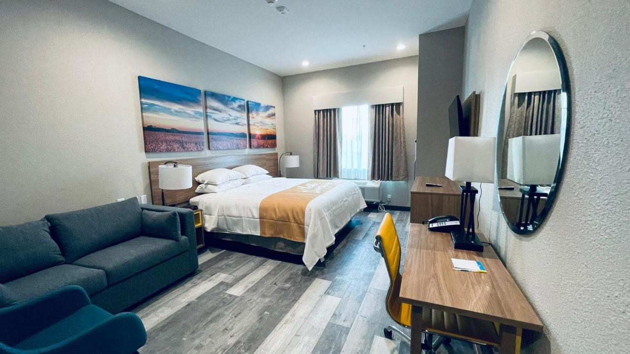 Days Inn & Suites by Wyndham Greater Tomball in Tomball, Tx