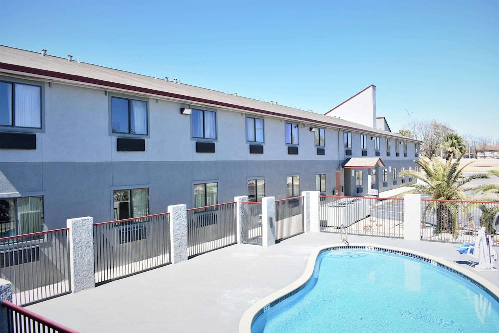 Super 8 by Wyndham New Braunfels I-35 in New Braunfels, Tx