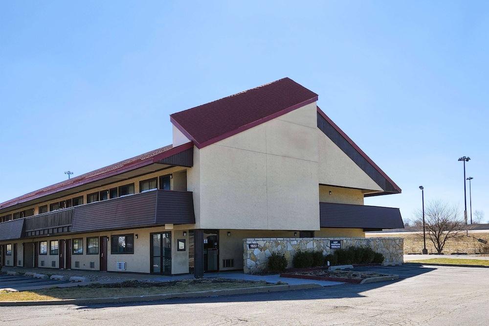 Travelodge by Wyndham Peoria in Peoria, Il