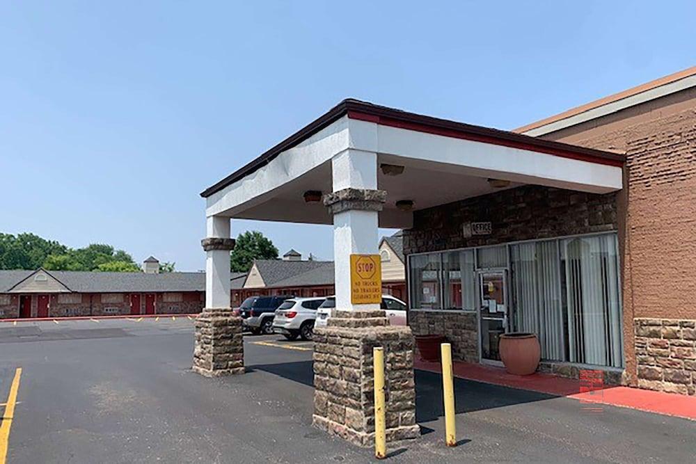 Super 8 by Wyndham Youngstown/Girard in Youngstown, Oh