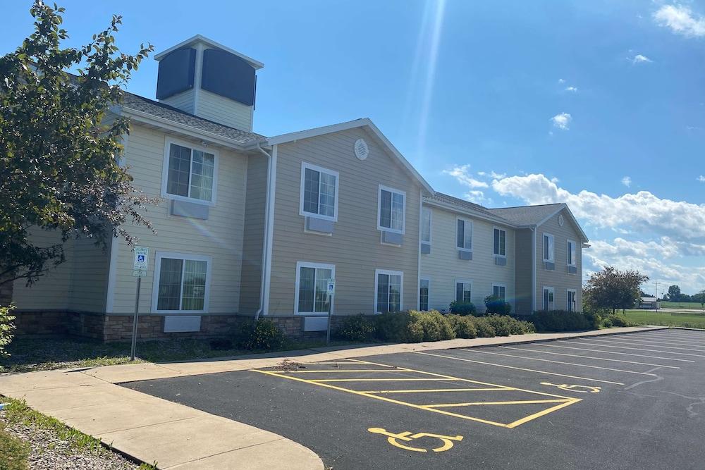 AmericInn by Wyndham Oshkosh in Oshkosh, Wi