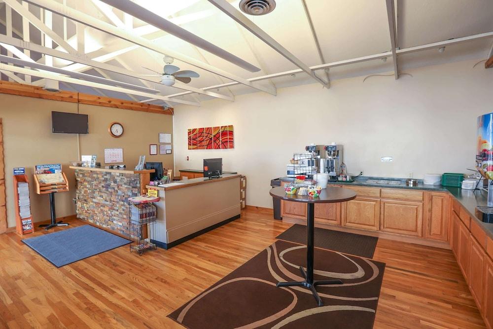 Super 8 by Wyndham Branson / Shepherd of the Hills Exwy in Branson