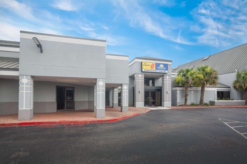 Super 8 by Wyndham Mobile I-65 in Mobile