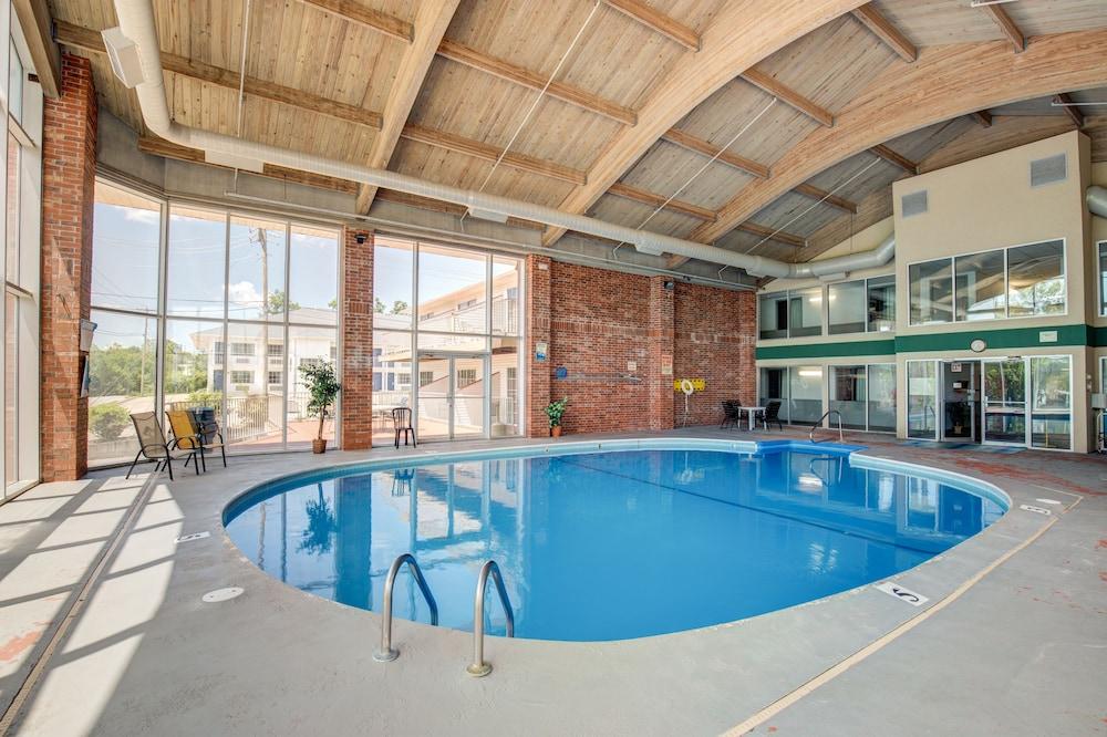 Howard Johnson by Wyndham Branson Theatre District in Branson