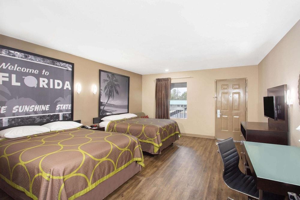 Super 8 by Wyndham Pensacola NAS Area in Pensacola, Fl