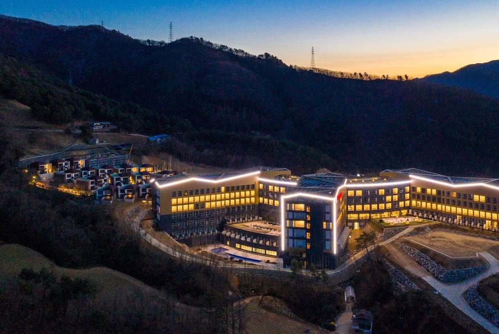Ramada Hotel & Suites by Wyndham Gangwon Pyeongchang in Pyeongchang