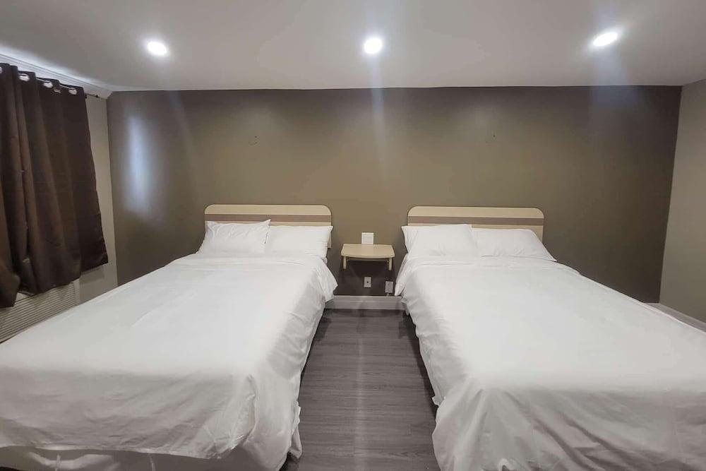 Super 8 by Wyndham Niagara Falls ON in Nniagara Falls