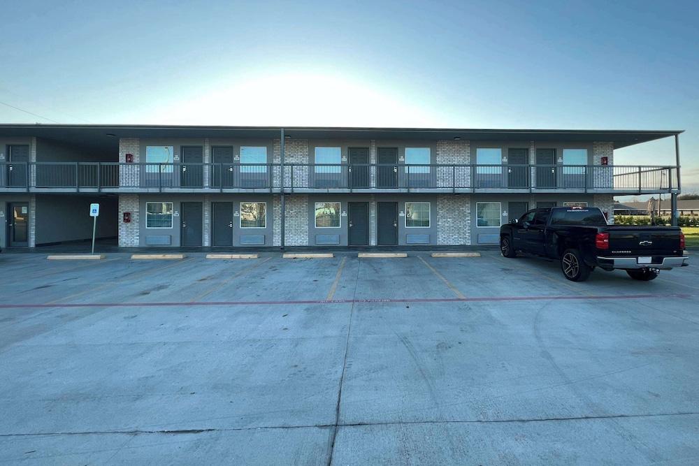 Super 8 by Wyndham Sulphur South in Sulphur, La
