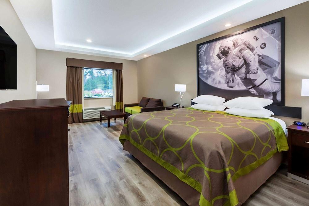 Super 8 by Wyndham Kingwood Houston North in Porter, Tx
