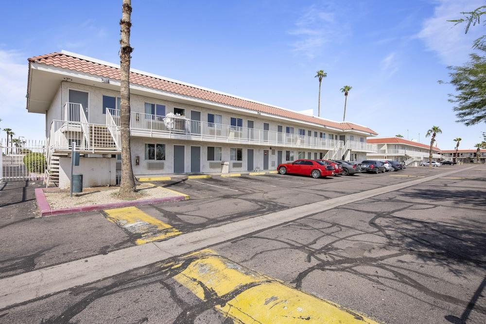 Super 8 by Wyndham Phoenix West in Phoenix, Az