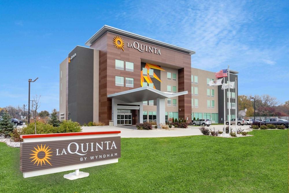 La Quinta Inn & Suites by Wyndham Shorewood in Joliet, Il