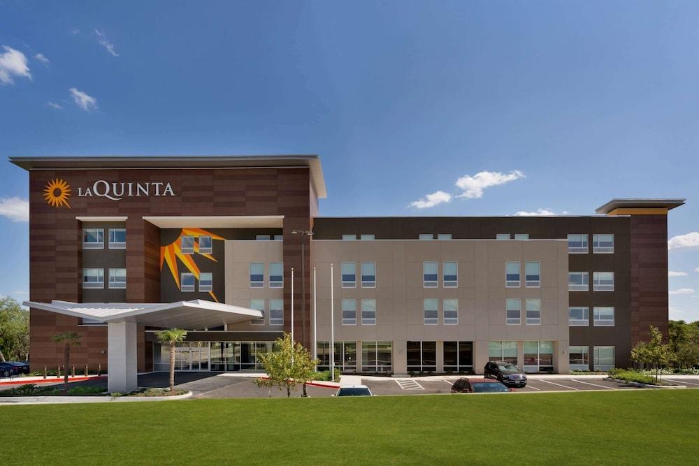 La Quinta Inn & Suites by Wyndham San Antonio Seaworld/LAFB in San Antonio,Tx