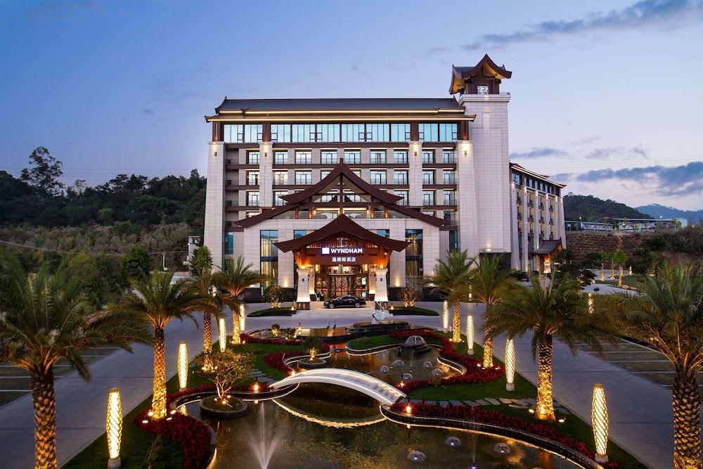 Wyndham Xinyi Lotus Lake in Maoming