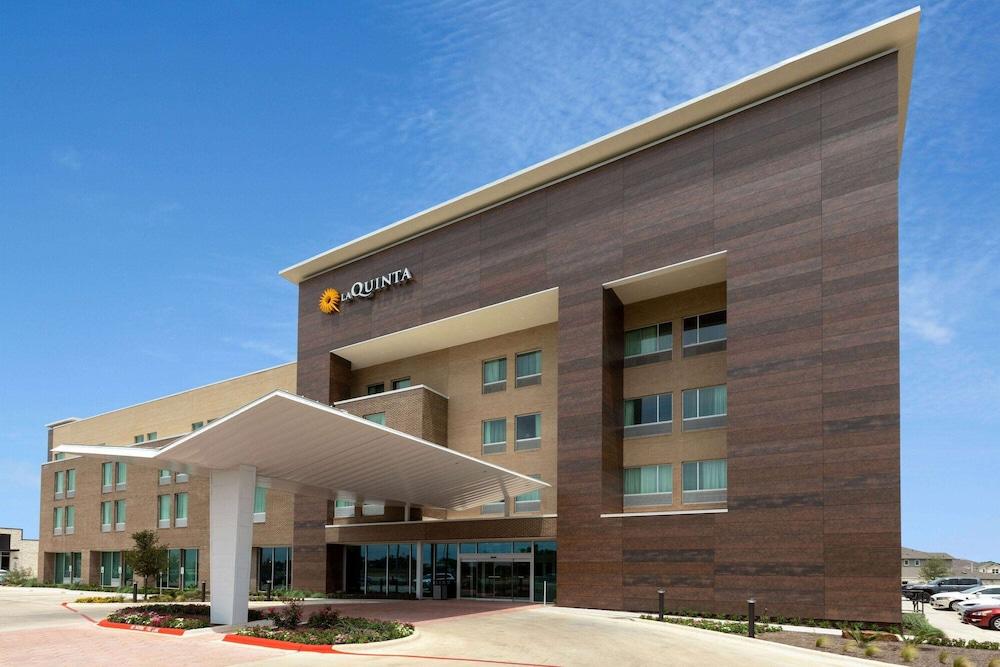 La Quinta Inn & Suites by Wyndham Round Rock near Kalahari in Round Rock, Tx