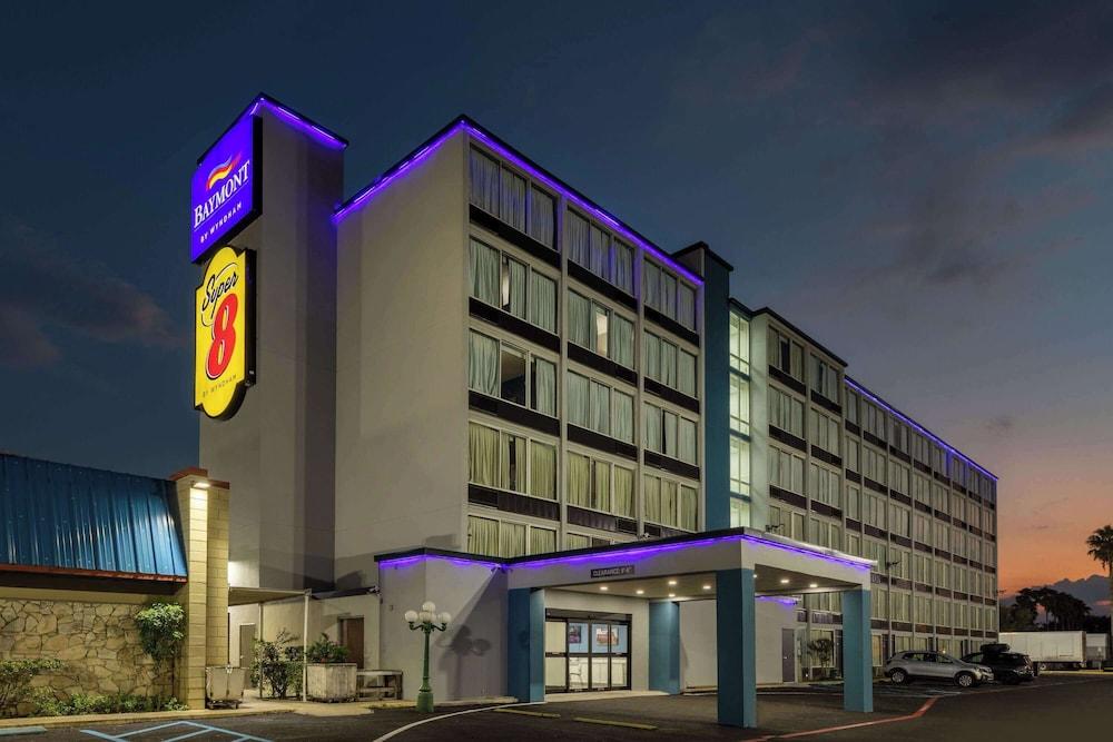 Super 8 by Wyndham Laredo in Laredo, Tx