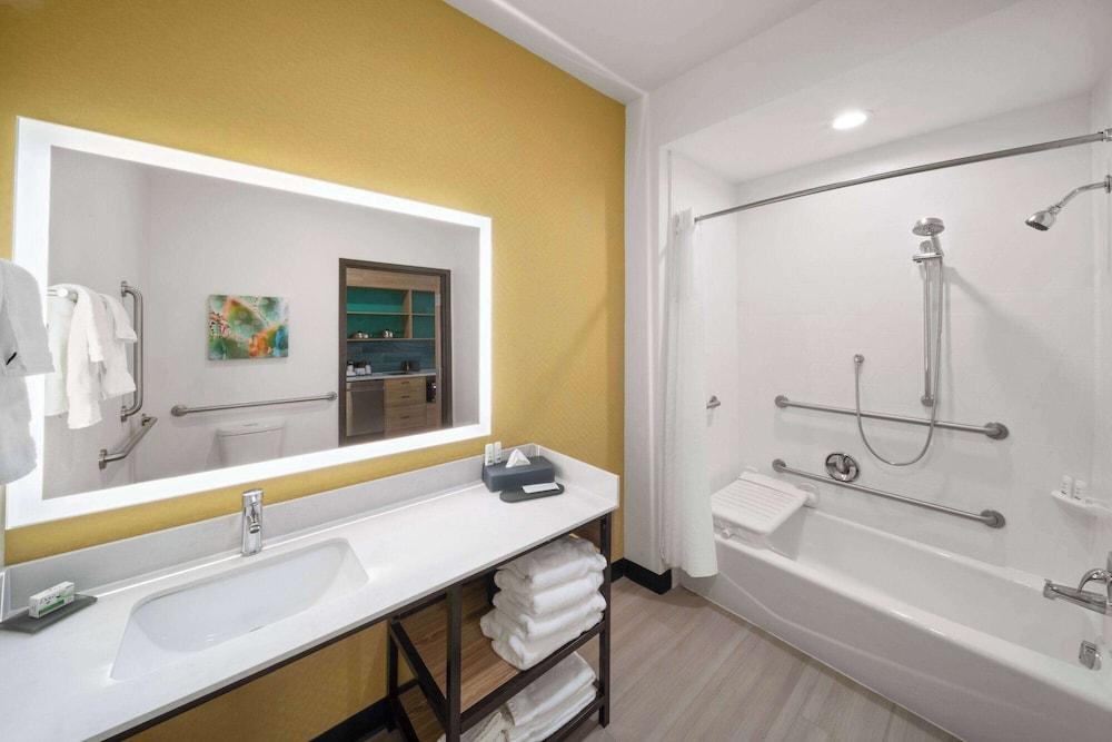 La Quinta Inn & Suites by Wyndham El Paso East Loop-375 in El Paso, Tx