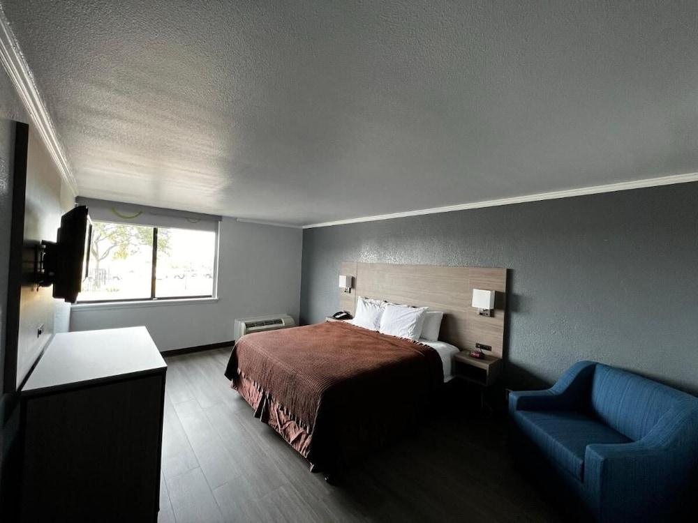 Super 8 by Wyndham Fort Worth Entertainment District in Fort Worth