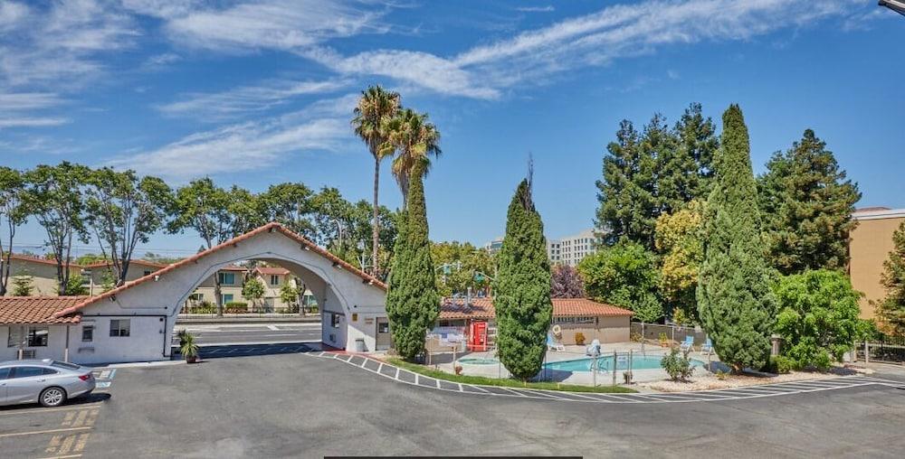 Super 8 by Wyndham San Jose Airport in San Jose, Ca