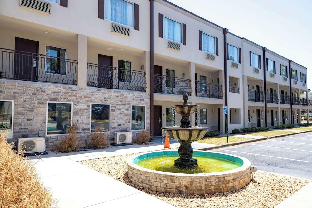 Days Inn By Wyndham College Park Atlanta Airport South in College Park, Ga