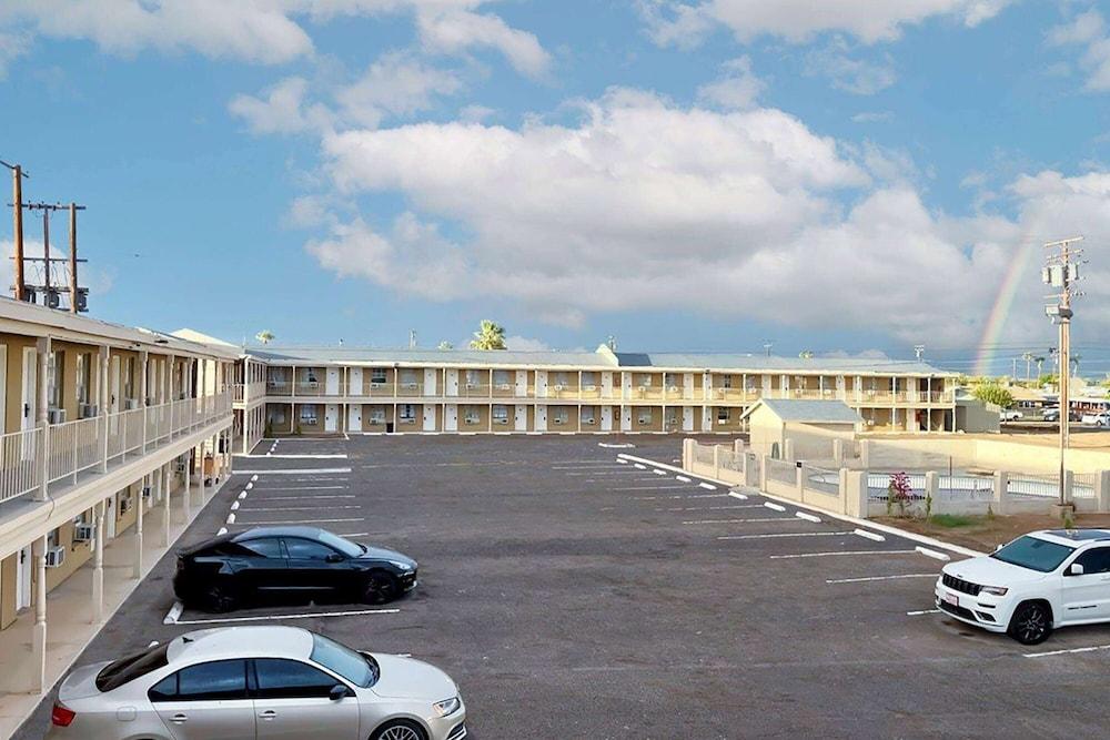 Super 8 by Wyndham Blythe in Blythe, Ca