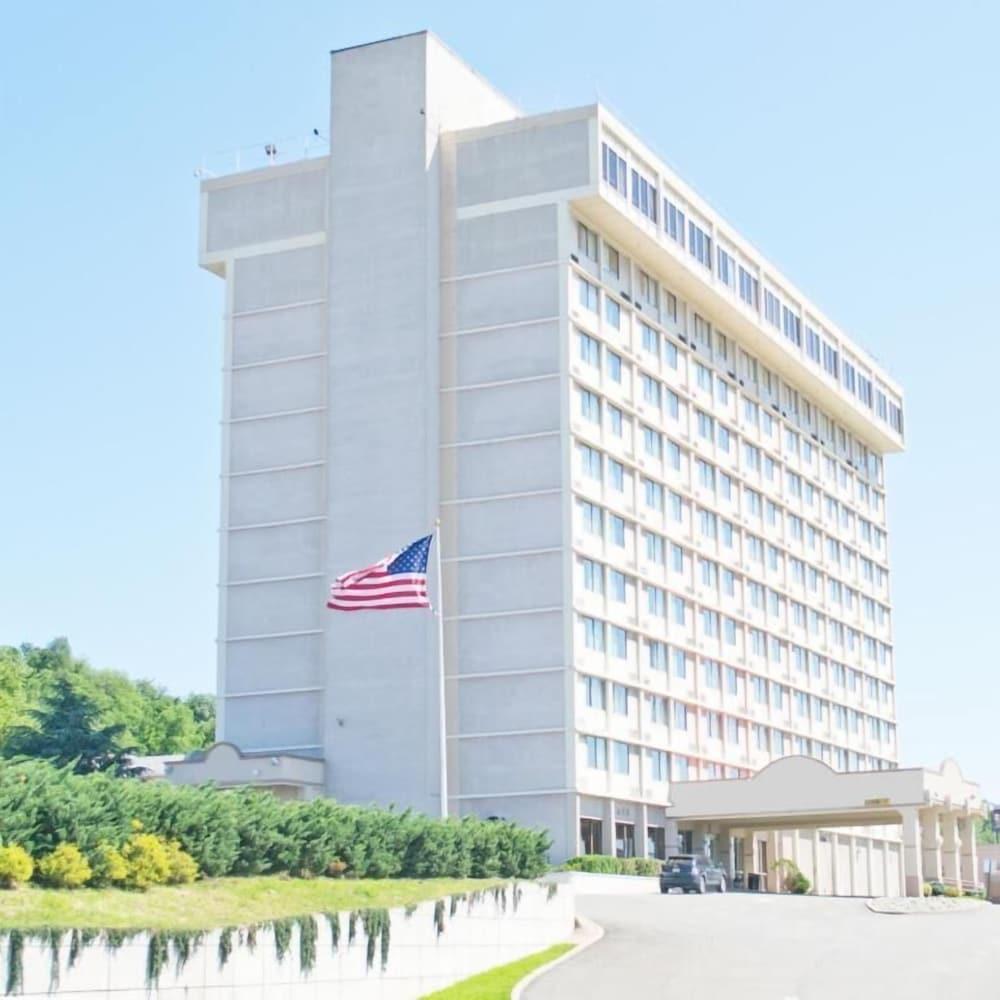 Ramada by Wyndham North Bergen in Jersey City