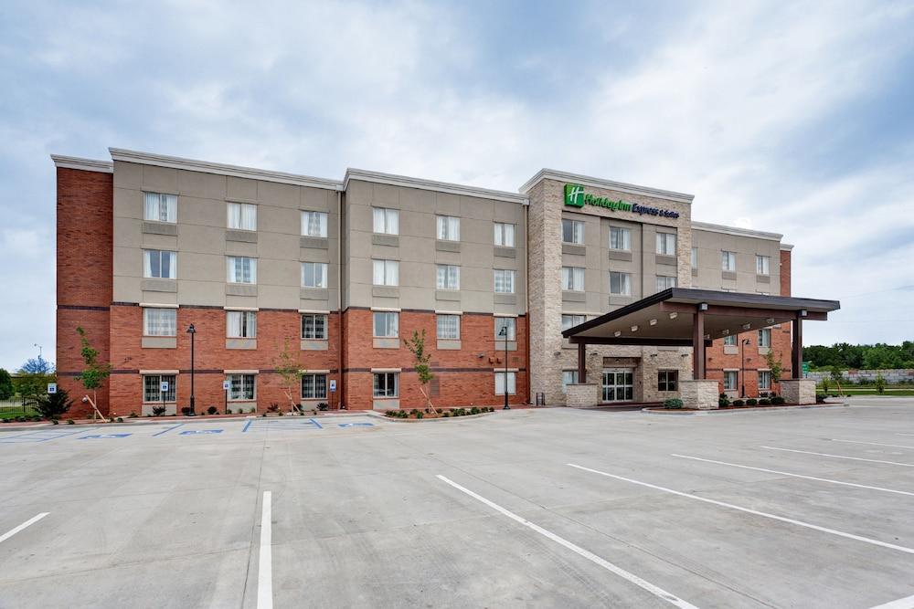 Holiday Inn Express and Suites Manhattan in Manhattan, Ks